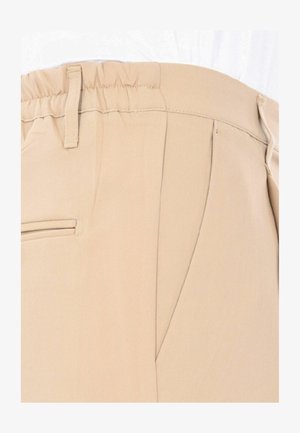 Pantaloni beige realizzati in tessuto morbido, dotati di una cintura flessibile, tasche laterali e una texture liscia con una vestibilità sagomata.