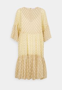 Żółta sukienka z mieszanką falistych i geometrycznych wzorów, krótkie rozkloszowane rękawy oraz falbany w poziomych warstwach u dołu. Zapięcie na guziki z tyłu.