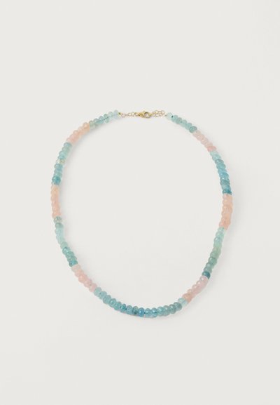 Collar de cuentas con un diseño de cuentas redondas en tonos pastel rosa y azul claro, con un pequeño cierre dorado, sobre un fondo blanco.