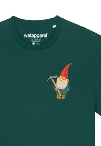 Dunkelgrünes Baumwoll-T-Shirt mit einem Grafikmotiv eines Gartenzwerges, der einen roten Hut, einen weißen Bart und ein blaues Hemd trägt und eine Gabel hält.