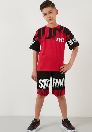 REGULAR FIT T-SHIRT AND SHORTS - Shorts - red