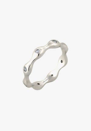 Bague en argent torsadé avec de petites pierres claires rondes uniformément espacées autour de la bande, marquée JG 925 Ag à l'intérieur.