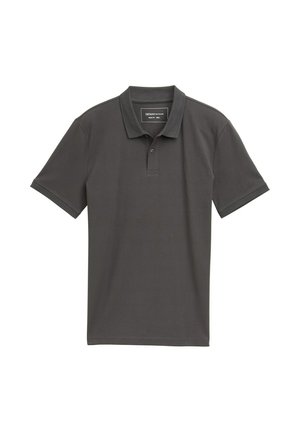 Polo de color gris carbón hecho de tejido texturizado, que presenta una tapeta de tres botones, mangas cortas y un sutil logo en el pecho.