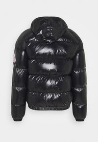 Svart puffjacka med en glänsande yta, som har huva, elastiska ärmslut och nederkant. Den har horisontellt quiltade sektioner och en badge på ärmen.