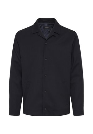 Veste bleu marine avec fermeture à boutons, col classique et deux poches latérales. Tissu texturé avec un motif subtil. Manches longues avec poignets.