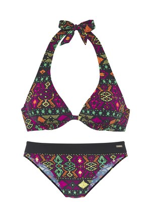 Bunter Neckholder-Bikini mit mehrfarbigen geometrischen und Tribal-Mustern, schwarzem Bund am Unterteil und dekorativem Metalletikett an der Seite.