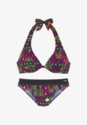 Bunter Neckholder-Bikini mit mehrfarbigen geometrischen und Tribal-Mustern, schwarzem Bund am Unterteil und dekorativem Metalletikett an der Seite.