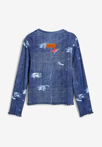 Jeansová bunda s dlhými rukávmi, so zničenou textúrou, modrej farby, s vlnitým lemom a farebnou hviezdou na chrbte. Prítomná kožená nálepka s logom.