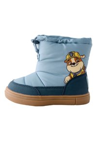 Hellblauer isolierter Stiefel mit einer Gummisohle, der ein Cartoon-Charakter-Design und einen Kordelzugverschluss oben aufweist.
