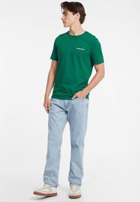 Guess Jeans AMERICAN TEE - Paprasti marškinėliai - grün