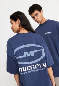 Multiply Apparel BROKEN IDENTITY - Camiseta estampada - night shadow