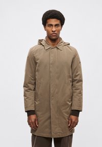 Khaki kapucnis parka kabát, elöl cipzáras, oldalzsebekkel, bordázott mandzsettákkal és egyszerű kialakítással. Sima szövet textúra, középhosszú.