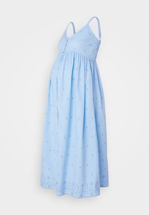 Rochie de maternitate bleu deschis, cu bretele reglabile, talie strânsă, modele de stele cusute și detalii brodate la margine.