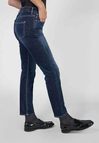 Donkerblauwe denim jeans met een slim fit, met achterzakken, een tailleband met knoopaccenten en een rechte pijpdesign.