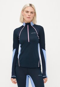 Granatowa, długosleeve'owa koszulka sportowa z wysokim kołnierzem, różowym zamkiem i niebieskimi akcentami na rękawach i bokach; wykonana z materiału odprowadzającego wilgoć.