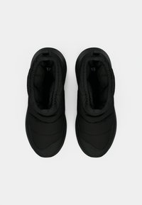 Fekete párnázott bokacsizmák puha, textúrált felsőrésszel, elasztikus nyílással és gumitalppal. Nincsenek látható minták vagy felszerelési részletek.