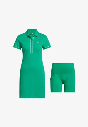 Grøn polo kjole med korte ærmer, hvid kant og logo, kombineret med matchende grønne højtaljede, tætsiddende shorts.