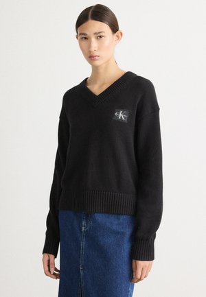 BADGE V NECK SWEATER - Pullover - black