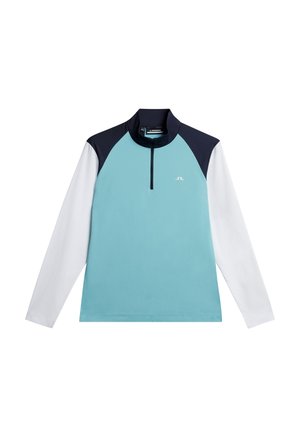 Długi rękaw sportowej koszulki w jasnoniebieskim kolorze, z granatowymi akcentami na kołnierzu i ramionach. Posiada zamek na ćwierć długości oraz logo.