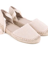 Espadrilles beige con parte superior de tela trenzada, punta redonda y suela de yute. Cuenta con cintas alrededor del tobillo para un ajuste seguro. Detalle de superficie texturizada.