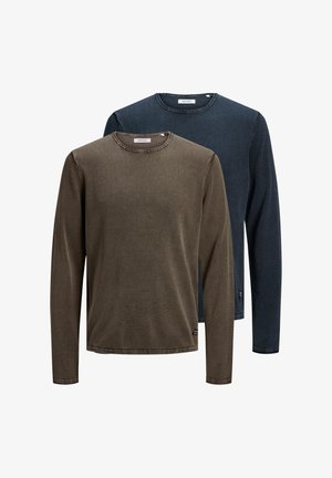 Zwei langärmelige Rundhalsahemden, eines in Olivgrün vorne und eines in Marineblau dahinter, beide mit subtilem gewaschenem Stofftextur.