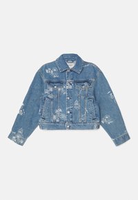 Veste en denim bleu clair avec des graphismes imprimés blancs, manches longues, col classique, fermeture à boutons et deux poches avant.