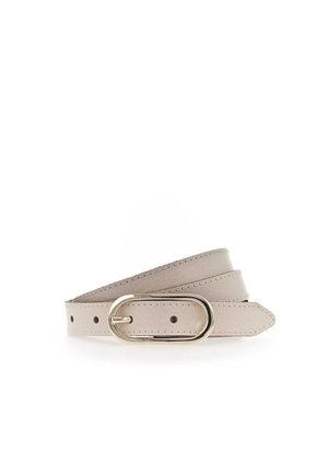 Ceinture en cuir beige clair avec une boucle ovale dorée, bords cousus et plusieurs trous de réglage, présentée enroulée sur un fond blanc.