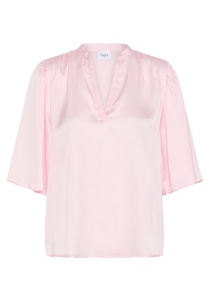 Světle růžová saténová halenka s výstřihem do V, volnými polovičními rukávy a malým řaseným detailem na ramenou.