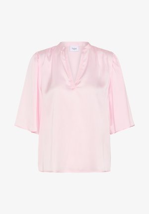 Světle růžová saténová halenka s výstřihem do V, volnými polovičními rukávy a malým řaseným detailem na ramenou.