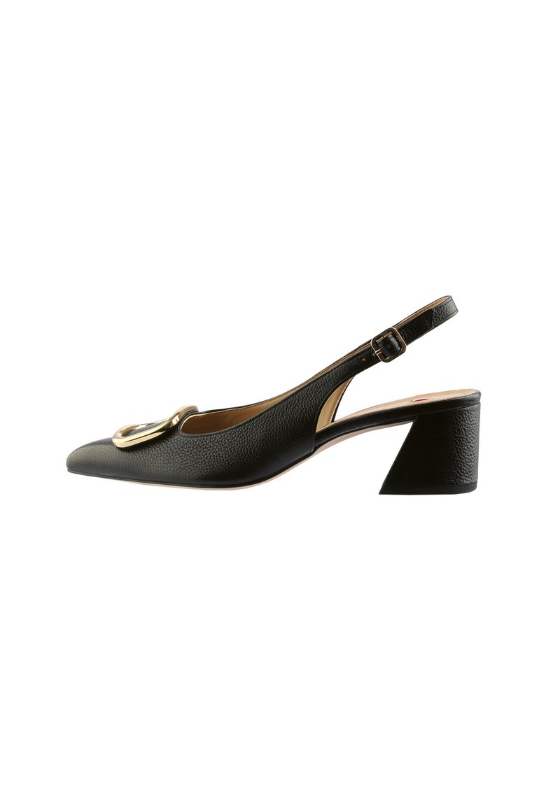 Zapato de salón negro de piel con punta afilada, detalle de hardware dorado y acabado texturizado. Tacón bajo de bloque y correa ajustable en el tobillo.