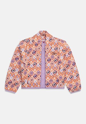 Veste matelassée avec un extérieur à motifs en losanges orange, violet et noir, et un intérieur lavande, sans boutons ni fermetures.