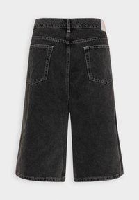 Svarta jeansshorts med en avslappnad passform, utrustade med två bakfickor, bälteshällor och synlig sömnad längs sömmarna.