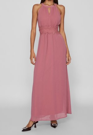 Maxi-jurk in stoffige rozetint, met een halternek en een keyhole uitsnijding, en een getextureerde kanten tailleband. Vloeiende stof met een sierlijk silhouet.