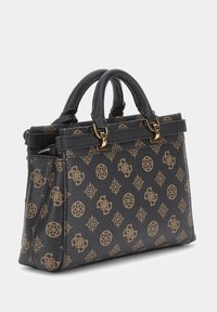 Sac à main en cuir noir avec un motif de logo beige répétitif, deux poignées supérieures, quincaillerie dorée et une forme rectangulaire structurée.