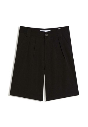 Čierne na mieru strihané kraťasy po kolená s pútkami na opasok, prednými záhybmi, bočnými vreckami a zapínaním na gombík v páse.