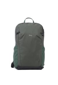 Grüner Rucksack mit einer glatten, strapazierfähigen Oberfläche. Verfügt über ein großes Hauptfach, Seitentaschen und eine obere Handhabung für einfaches Tragen.