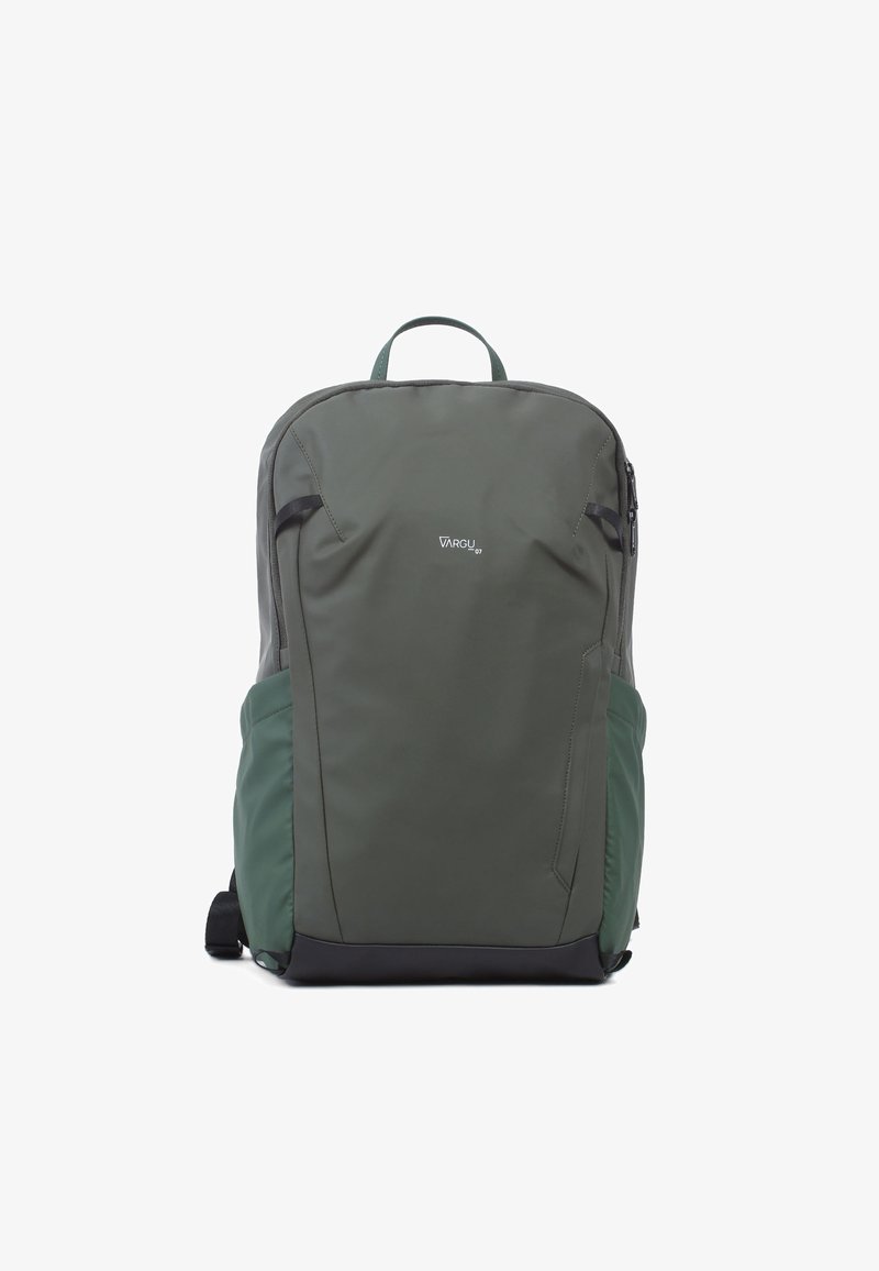 Sac à dos vert avec une finition lisse et durable. Dispose d'un grand compartiment principal, de poches latérales et d'une poignée en haut pour un transport facile.