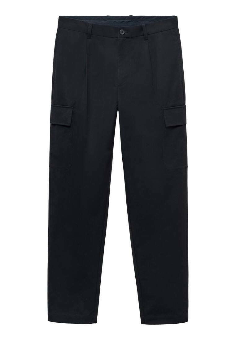 Schwarze Cargo-Hose mit Knopfverschluss, zwei Seitentaschen und zwei Cargotaschen, aus glattem Stoff und mit geradem Schnitt.