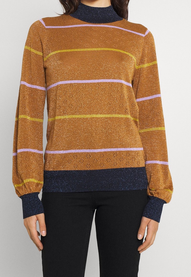 Pull en tricot bronze avec des rayures horizontales jaune, rose et marine. Présente un col montant et des manches bouffantes avec des poignets et un ourlet côtelés.