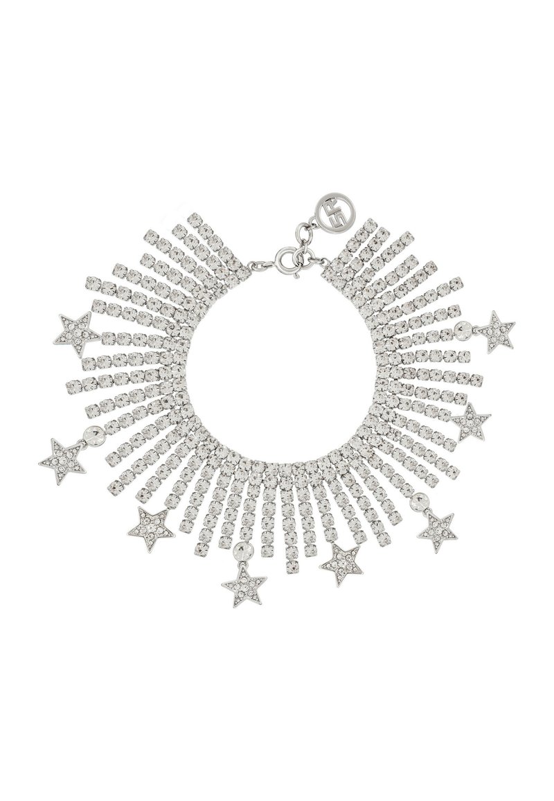 Collier ras du cou argenté avec des rangées de cristaux transparents et des charms en forme d'étoile, doté d'un fermoir pour un ajustement de la longueur.