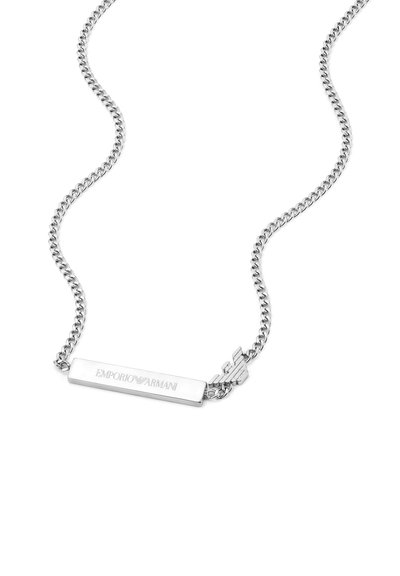 Collier chaîne en argent avec une plaque rectangulaire plate gravée portant le texte "EMPORIO ARMANI" et un accent de logo ailé.