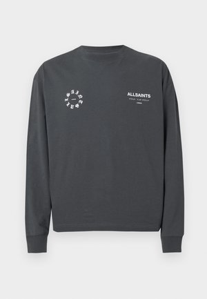 Ciemnoszara koszulka z długim rękawem z białym napisem "ALLSAINTS" oraz okrągłym logo nadrukowanym na klatce piersiowej na tle jasnym.