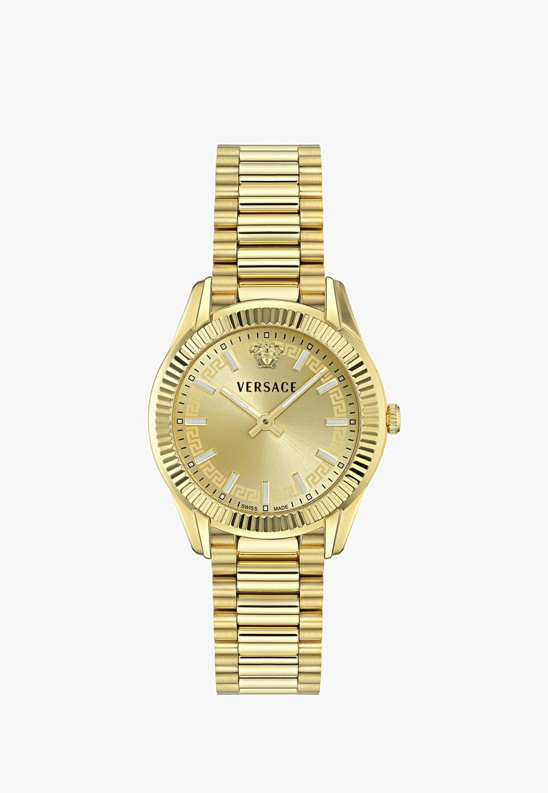 Montre-bracelet Versace ton or avec cadran rond, lunette cannelée, bracelet à maillons en métal et logo Méduse au-dessus du nom de la marque sur le cadran.