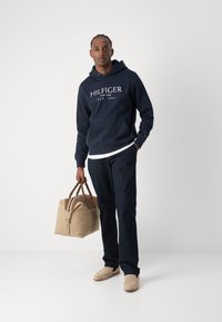 Tommy Hilfiger HOODY - Felpa - desert sky