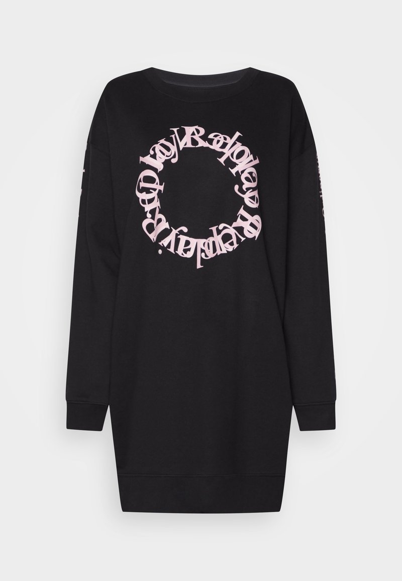 Schwarzer Oversized-Pullover mit langen Ärmeln, ausgestattet mit einem rosa kreisförmigen Logotext in der Mitte und zusätzlichem Text entlang eines Ärmels.