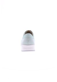 Hellblaues Leder-Schuhwerk mit Mesh-Design, runder Form und weißer Gummisohle. Die Rückansicht zeigt dezentes Branding und einen gepolsterten Kragen.
