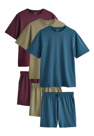 Drei Sets aus legeren T-Shirts mit kurzen Ärmeln und passenden Shorts in Blau, Olivgrün und Bordeaux, übereinander angeordnet.