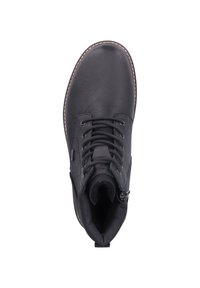 Bota de cuero negra con parte superior texturizada, cordones y cremallera lateral. Punta redondeada, detalle de costura marrón y cuello acolchado en el tobillo.