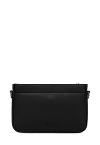 Černá kožená kabelka na ruku s hladkým povrchem, vybavená přední kapsou na zip a jemně vyraženým logem. Kompaktní obdélníkový design.