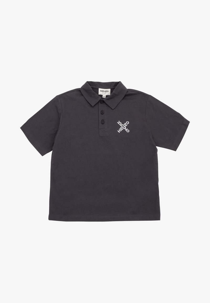 Polo gris foncé en coton. Il présente un col classique, une patte à trois boutons et un logo brodé blanc sur la poitrine.